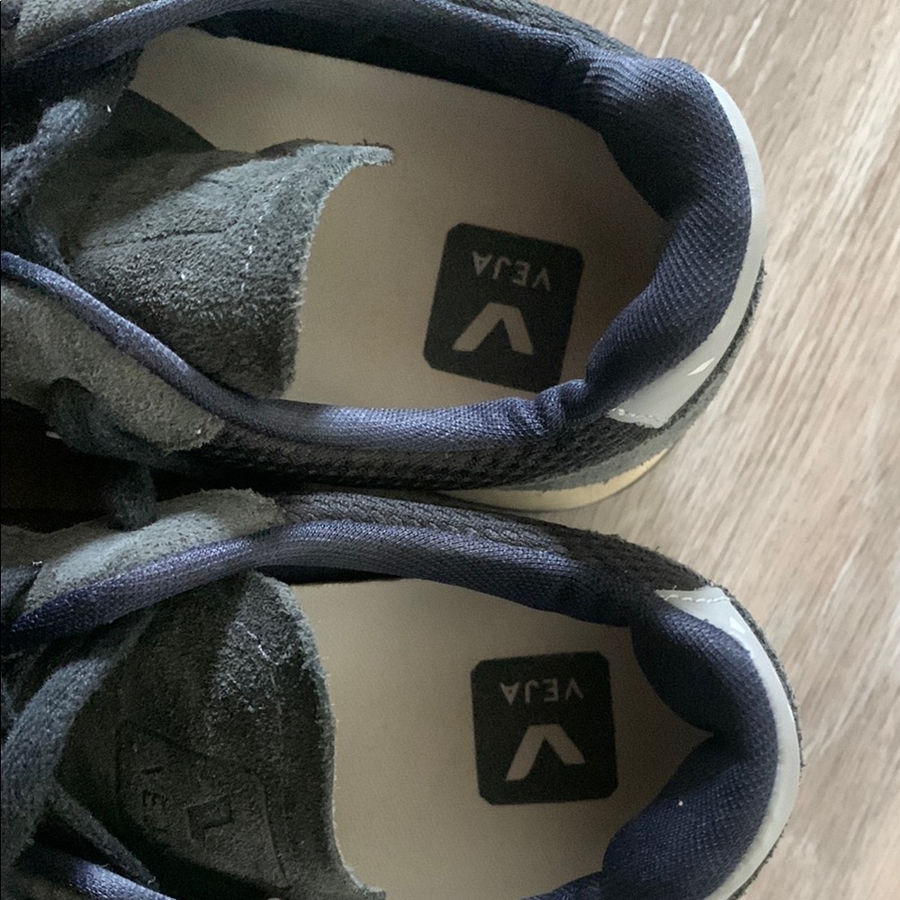 Veja Black and White Sneakers Classic Design - Picture 4 of 8